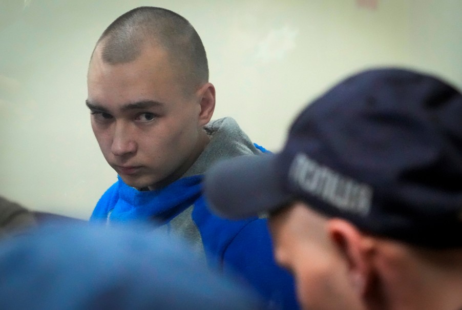首名在屋俄戰爭中被指控犯下戰爭罪行的俄羅斯士兵希希馬林在法庭上俯首認罪。 圖：美聯社／達志影像