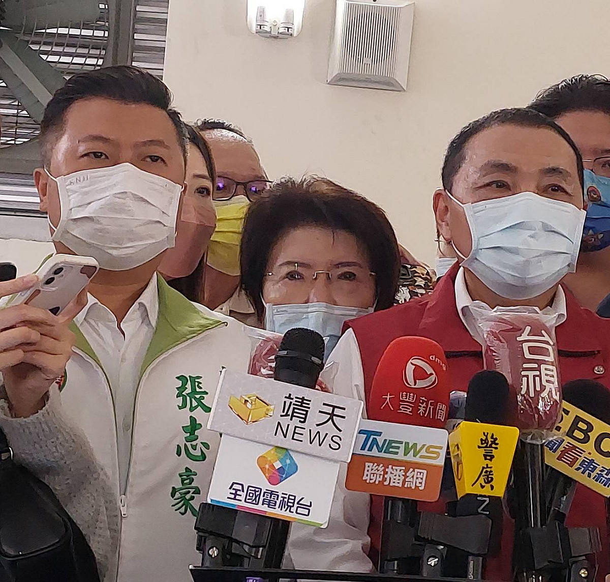 張志豪今日再度為0-6歲幼兒請命，當面向侯友宜爭取採購唾液快篩試劑。 圖：張志豪辦公室提供