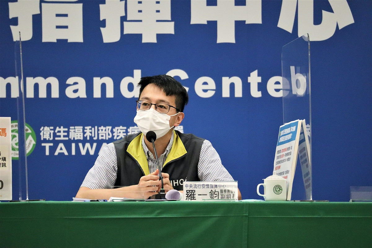 針對外界的質疑，醫療應變組副組長羅一鈞今(20)日表示，的確有不少醫院有床位，但不夠人力執行醫療照護。 圖：中央流行疫情指揮中心／提供
