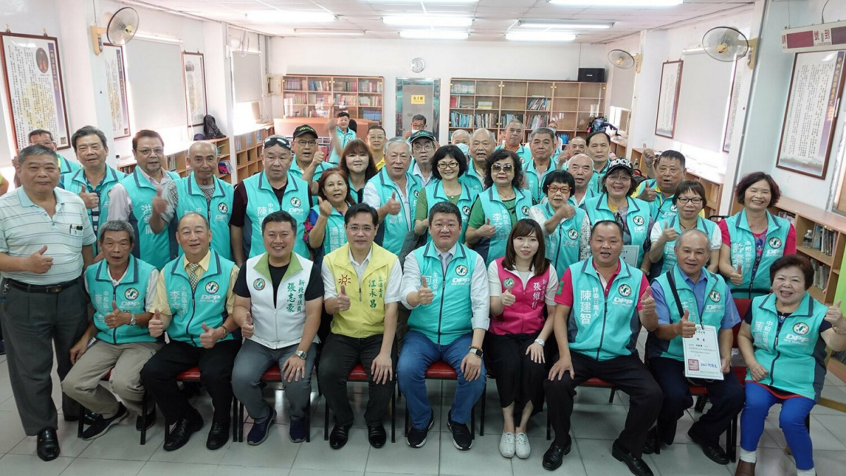 此次齊心串連挺何，就是希望何博文能在「湧言家族」的支持下挺過派系角力，順利連任主委。 圖：何博文服務處主任黃淑君提供