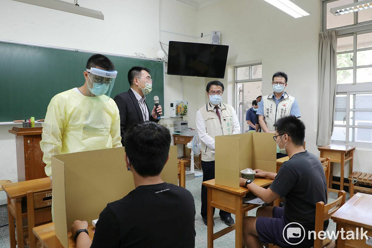 111年國中教育會考將於明後天登場，為了解考場的防疫準備情形，台南市長黃偉哲今日赴台南一中巡視，了解考場的防疫整備情形。 圖：黃博郎／攝