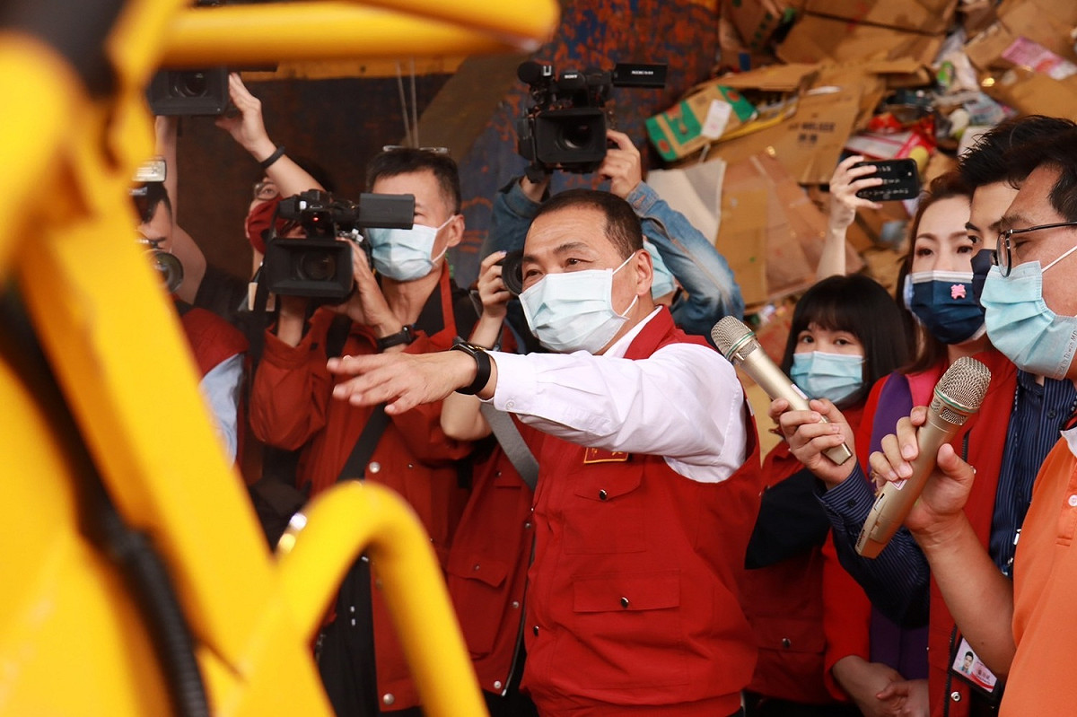 侯友宜視察清潔隊垃圾車消毒噴霧系統。