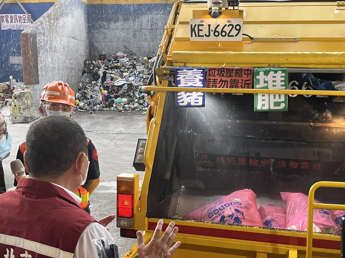 循線垃圾車加裝消毒噴霧系統，在收運途中對民眾交付的垃圾消毒，保護市民也保護隊員。
