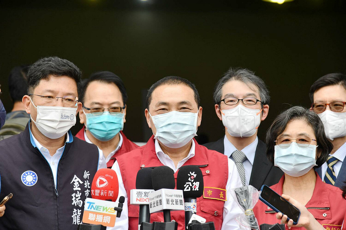 COVID-19本土疫情持續嚴峻，新北市自5月16開始施打第四劑疫苗，接種對象為已接種追加劑滿5個月的65歲以上長者（55歲以上原住民）、長照機構住民以及18歲以上免疫不全或免疫力低下且病情穩定者。 圖：新北市衛生局提供