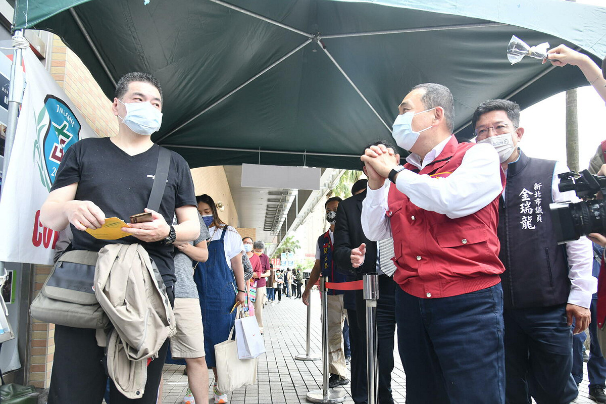 新北市長侯友宜今(20)日前往中和環球購物中心接種站，關心第四劑疫苗接種作業情形，並感謝醫護同仁盡全力協助疫苗接種作業，守護民眾健康。 圖：新北市衛生局提供
