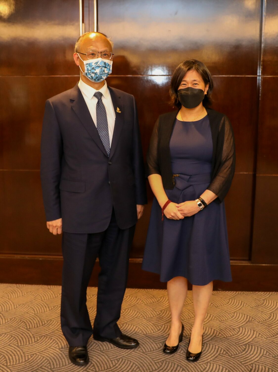 行政院政務委員鄧振中（左）20日在泰國曼谷與美國貿易代表戴琪（右）會晤。 圖/取自USTRSpox推特