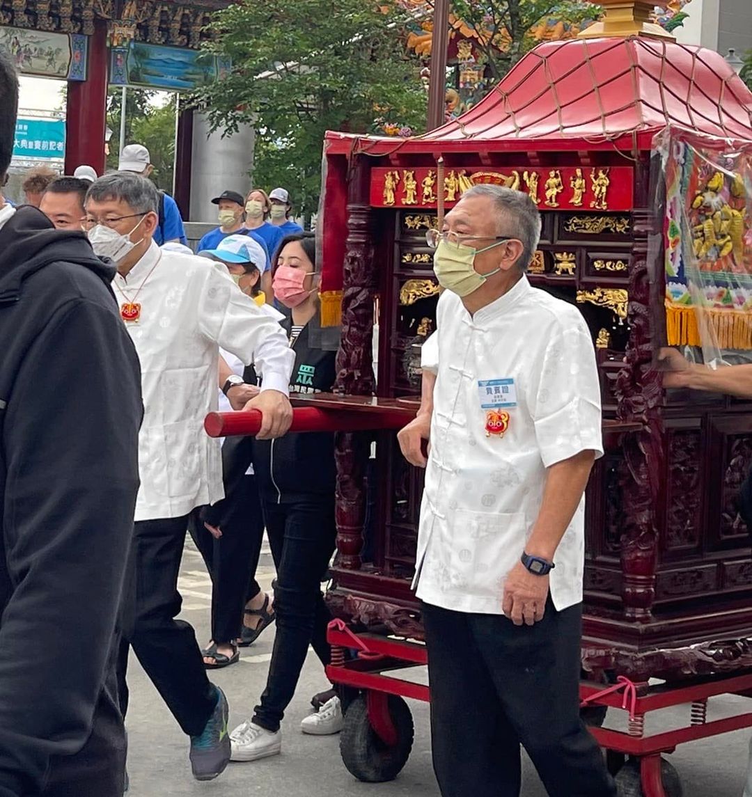 學姐身著競選外套，全程緊跟著北市長柯文哲進場、祭拜及抬轎，劉仕傑質疑此舉無非特定候選人獨攬市府資源，呼籲這場選舉應是公平的競爭。 圖：截自劉仕傑臉書