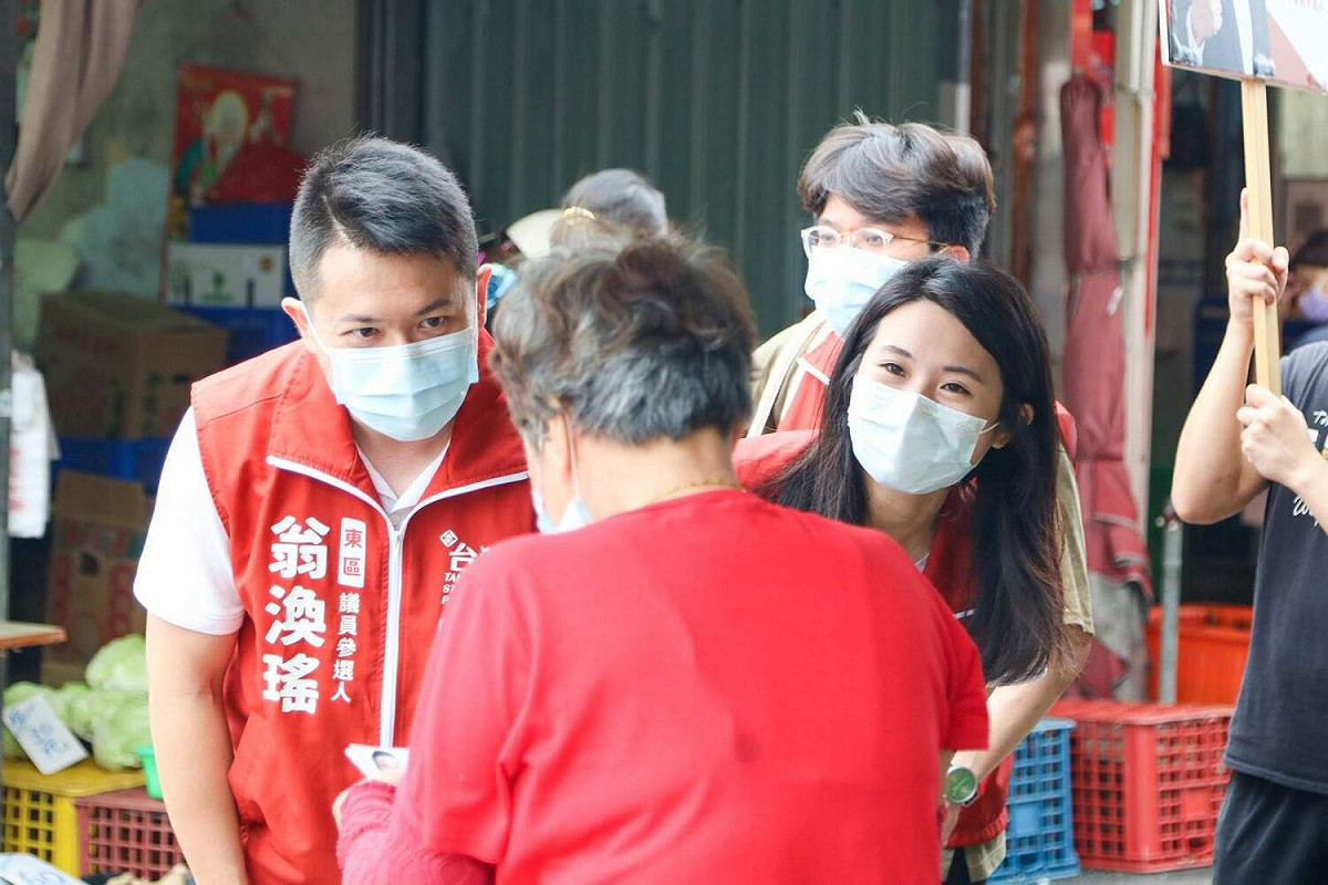 台灣基進黨嘉義市東區議員參選人翁渙瑤，在美女市議員參選人李雨蓁陪同下，到傳統市場掃街拜票。 圖：台灣基進黨/提供