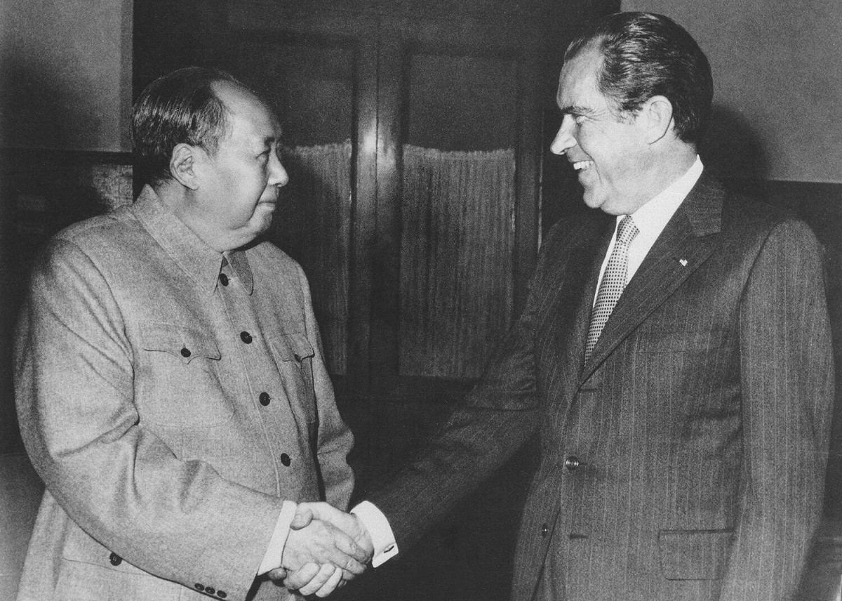 1972年2月21日，時任美國總統尼克森（Richard Nixon，右）與前中國領導人毛澤東在北京會面，握手寒暄。 圖：達志影像/美聯社