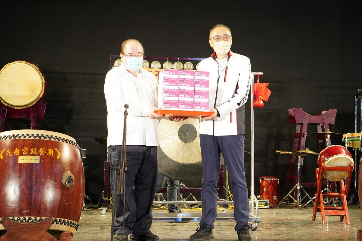 先嗇宮由董事長李乾龍 (左)代表，加贈2200支快篩劑給三重區公所，由新北市副市長謝政達代表接受。 圖：新北市民政局提供