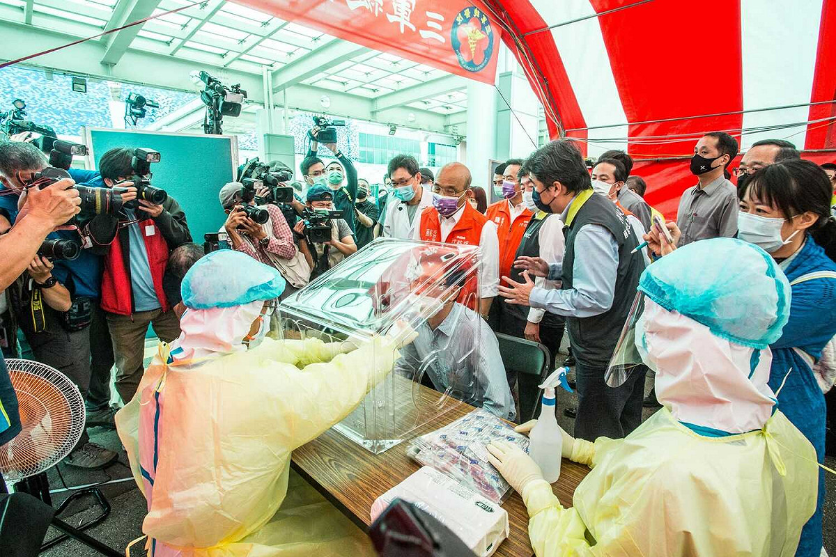 中央流行疫情指揮中心在松山機場新設大型社區篩檢站。 圖：取自王必勝臉書