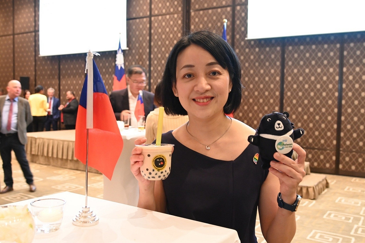 王婉諭代表立委視導團，於外交酒會上向各國代表致意。 圖：王婉諭辦公室提供