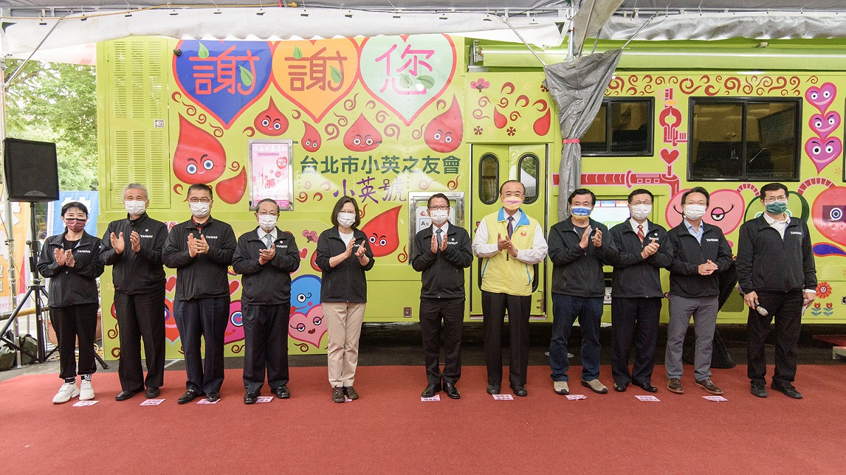 總統蔡英文今（22）日出席小英之友會舉辦的「小英號捐血車、血液運送車捐贈啟用典禮」記者會。 圖：民進黨提供