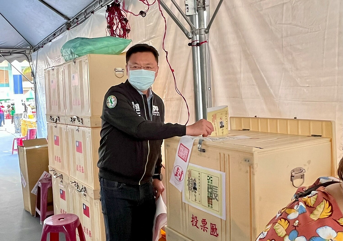 趙天麟參與「三合一」選舉投票。 圖：民進黨高雄市黨部提供