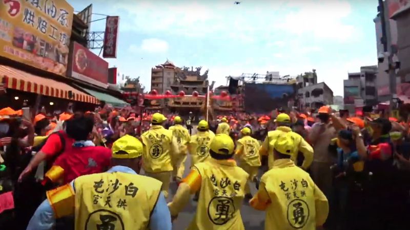 白沙屯媽祖「百米衝刺」進入北港朝天宮，兩側擁進數萬民信徒夾道歡迎。 圖：翻攝自白沙屯媽祖網路電視台YouTube