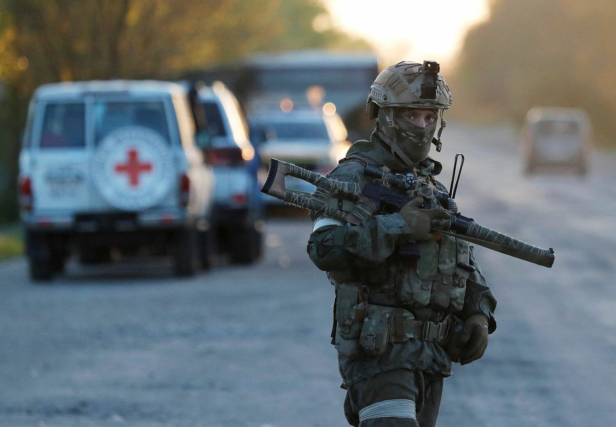 在烏克蘭頓涅茨克（Donetsk）地區的一名親俄軍人正在站崗。  圖：達志影像 / 路透社