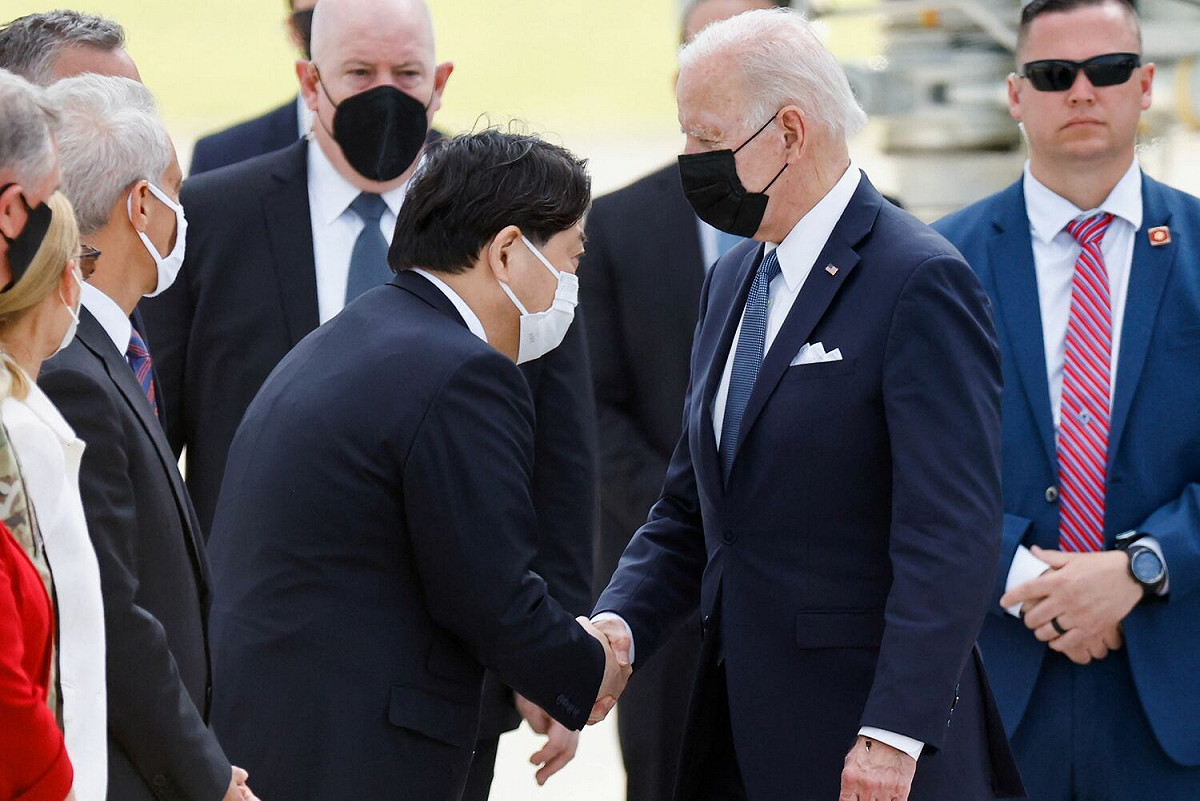 美國總統拜登（Joe Biden，右）搭機飛抵日本航空自衛隊橫田基地，外務大臣林芳正率隊接機。 圖：達志影像/路透社