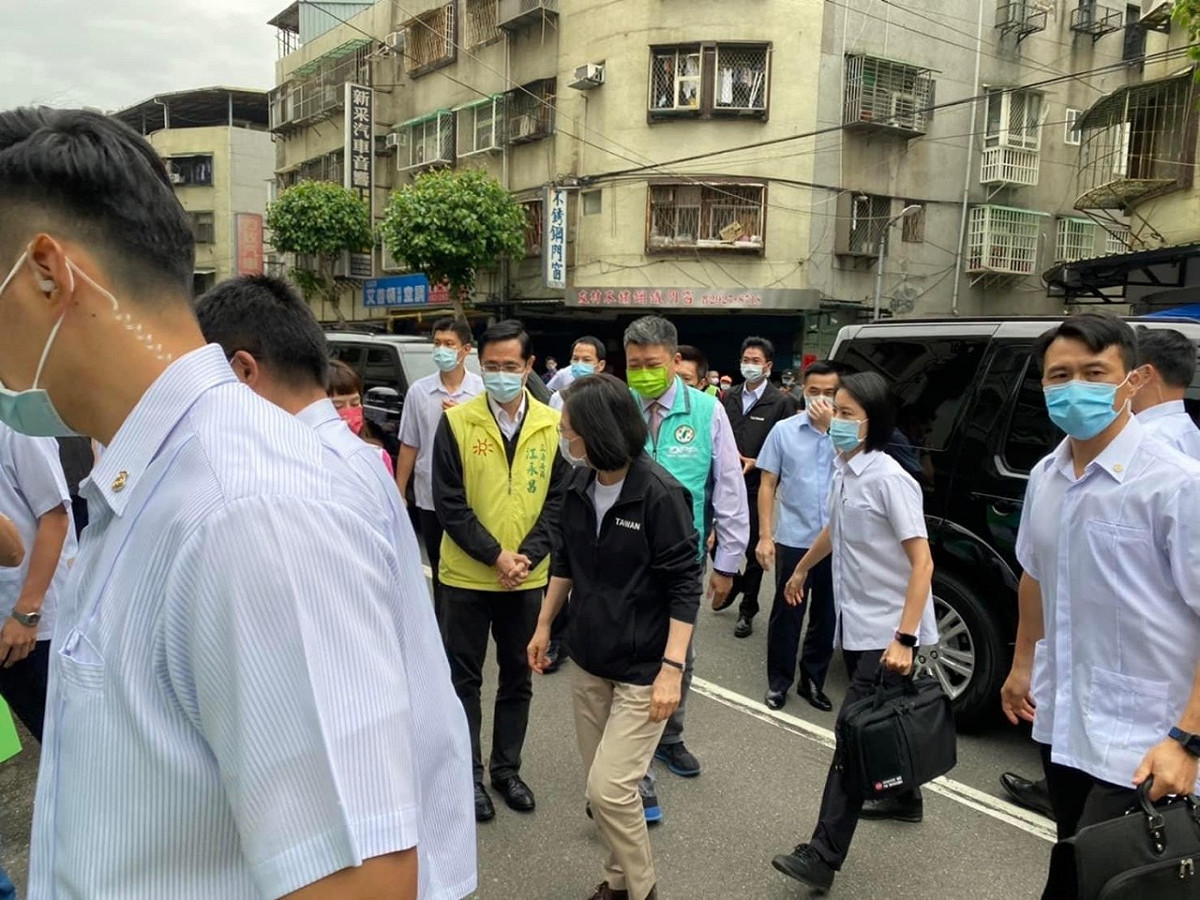 何博文今天一早陪同蔡英文總統回永和投黨職票。 圖：何博文服務處主任黃淑君提供