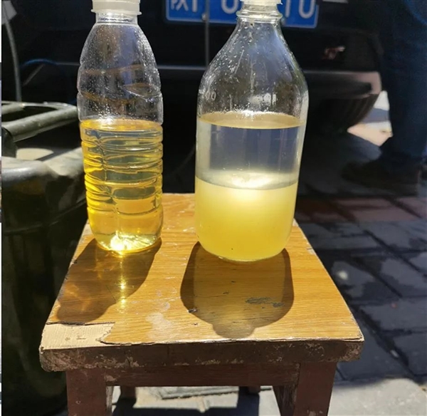 正常汽油（左）與涉事加油站汽油（右）對比，明顯看出該加油站的液體分為兩層。 圖：翻攝自極目新聞