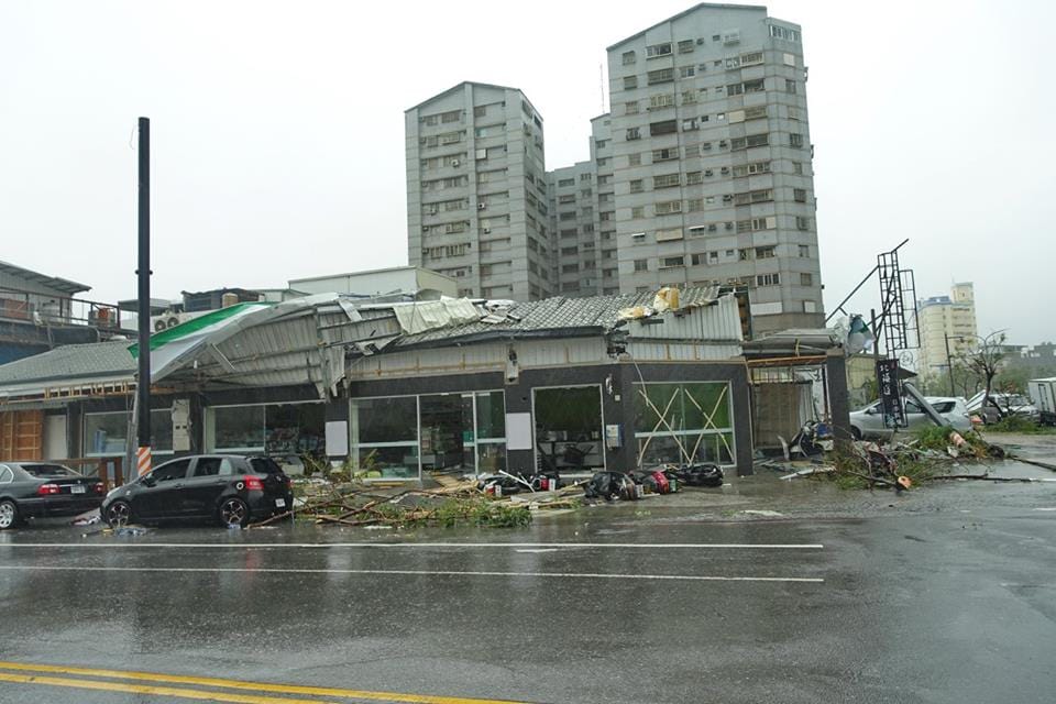 尼伯特颱風來襲，台東當地的全家便利商店屋頂差點被掀翻。 圖：林豐傑拍攝，翻攝自《爆料公社》