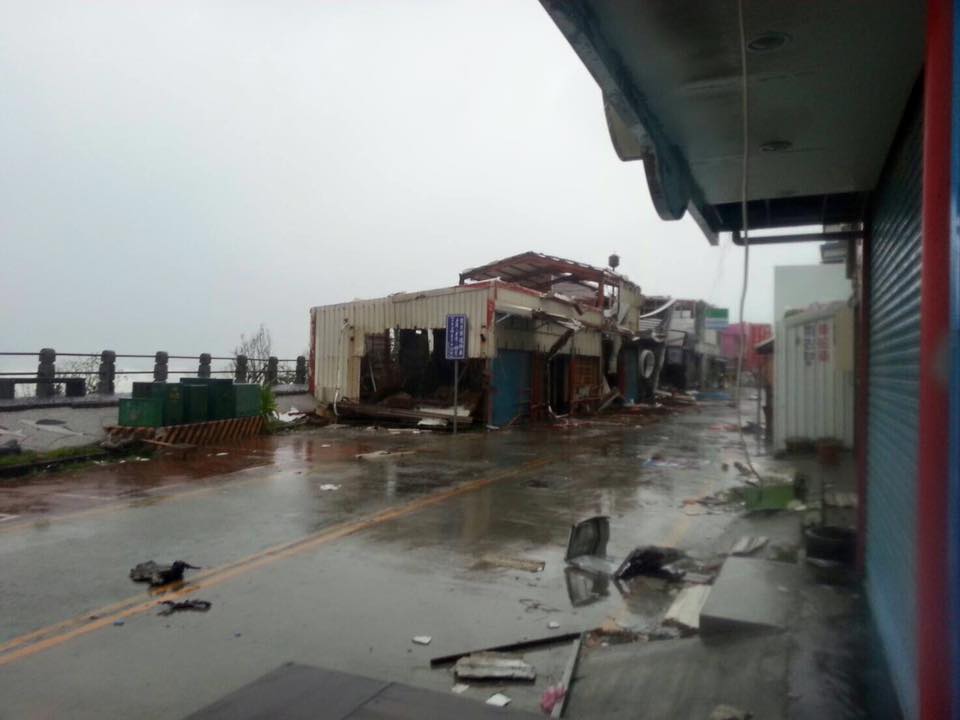 尼伯特颱風來襲，綠島街道被強風吹得滿目瘡痍。 圖：蔡偉倫拍攝，翻攝自《爆料公社》