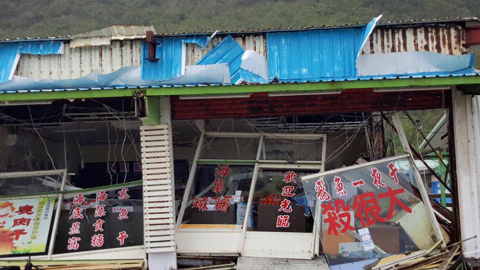 尼伯特颱風來襲，綠島地區店家被強風吹垮。 圖：蔡偉倫拍攝，翻攝自《爆料公社》