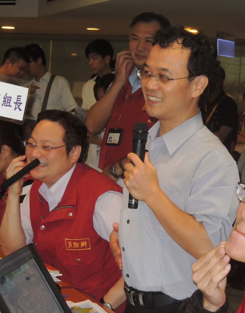 天氣風險管理公司代表尷尬的指出，「報告指揮官，有這麼多媒體在，不好吧？」此言一出，也讓現場的市府團隊都忍不住笑了出來。 圖：陳冠廷/攝