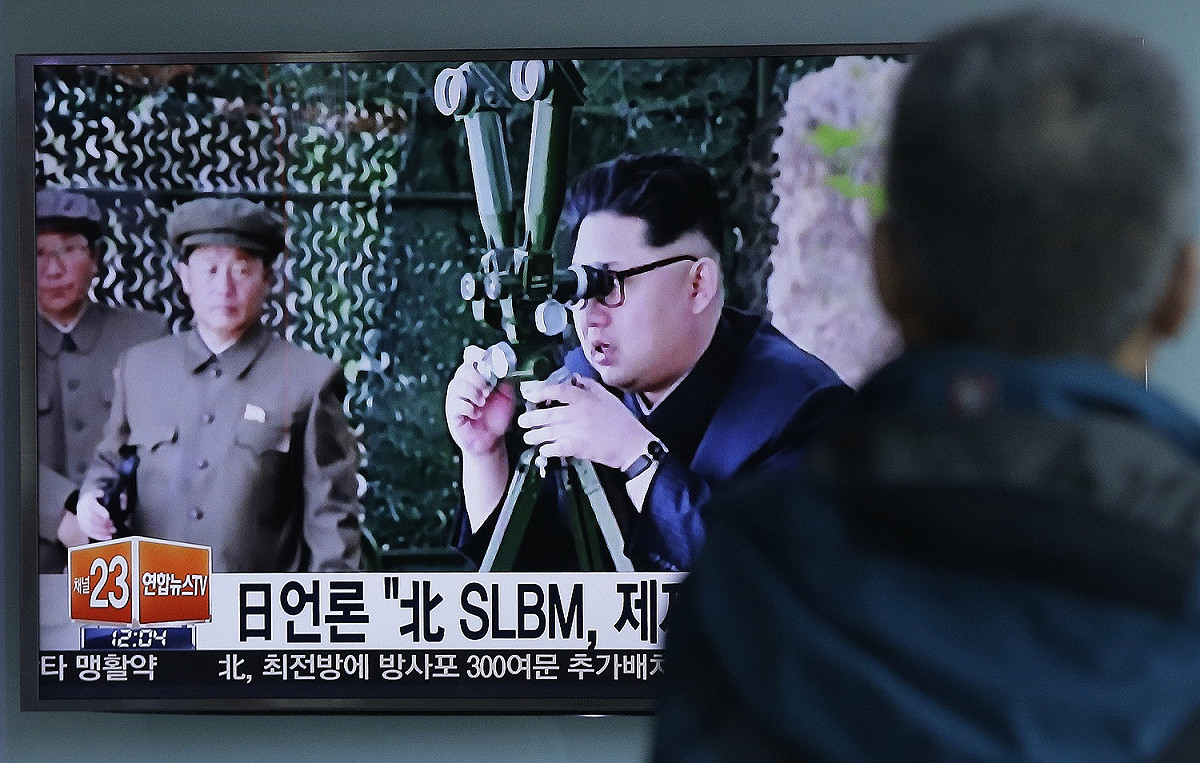今年4月23日朝鮮發射潛射彈道導彈後，韓國媒體報導朝鮮領導人金正恩觀摩發射過程。 圖：達志影像/美聯社資料照片