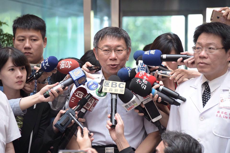 尼伯特颱風襲台，北北基卻風雨不大，新北市長朱立倫質疑氣象局預報不準。對此，台北市長柯文哲9日表示，即便醫師也沒有辦法診斷百分之百準確，就按照SOP走就好。 圖：台北市政府提供