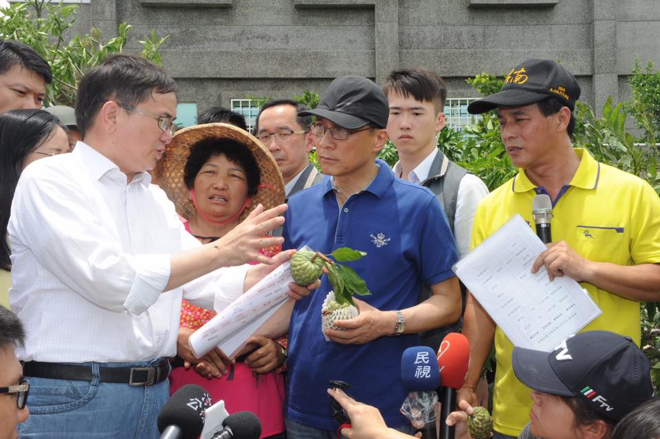 尼伯特颱風重創台東，行政院長林全9日第一時間前往視察，了解災害情況。 圖：行政院提供