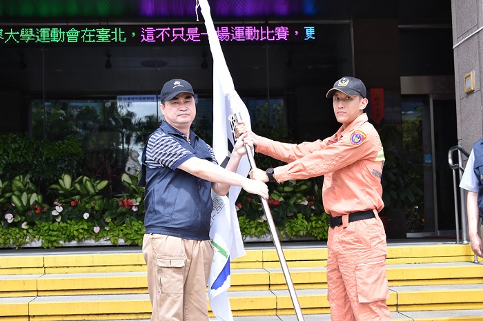 台北市政府「緊急災防支援小組」10日上午集結，由副市長鄧家基（左）授旗。 圖：台北市政府提供