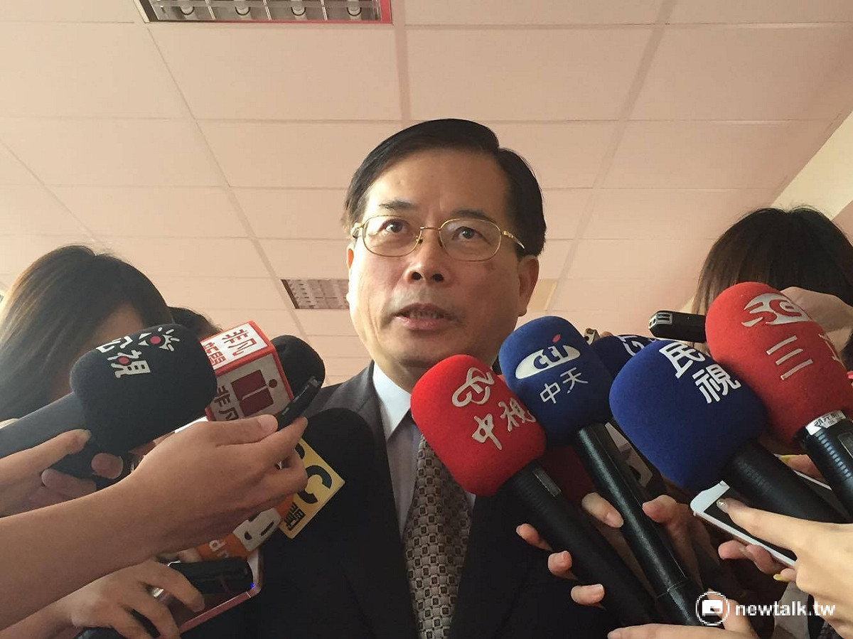 針對一例一休政策，勞動部長7日出席立院衛環委員會備詢，會前受訪表示，一例一休是目前最能平衡勞資雙方權益折衷的版本。 圖：鄭佑漢/攝