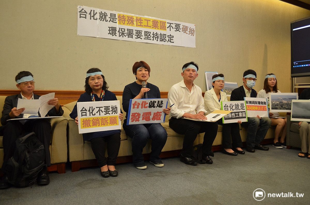 面對台化提出行政訴願，彰化環團北上立院陳情，蔡培慧（左三）、黃國昌（左四）等立委到場聲援。 圖：柯昱安/攝