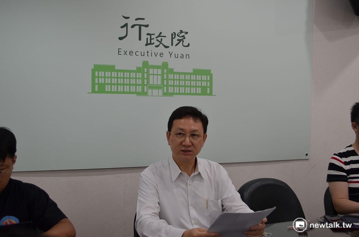 行政院發言人童振源表示，政府的角度，還是希望勞動部的《勞基法》「一例一休」修正草案能在立法院通過立法。 圖：柯昱安/攝