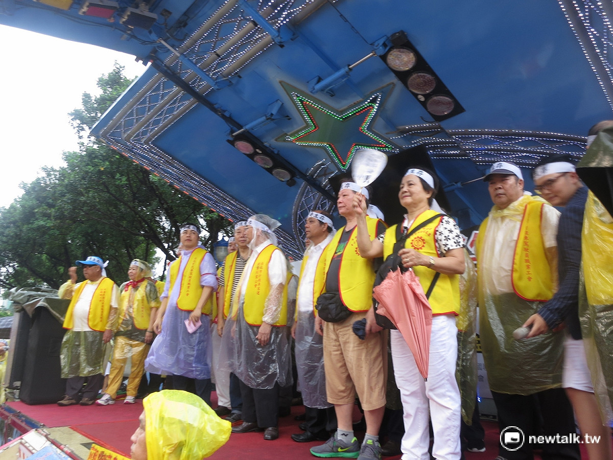為抗議Uber搶食客源，全台各大計程車公會、工會及計程車車隊等，聚集於立法院前抗議。 圖：呂佳峻/攝
