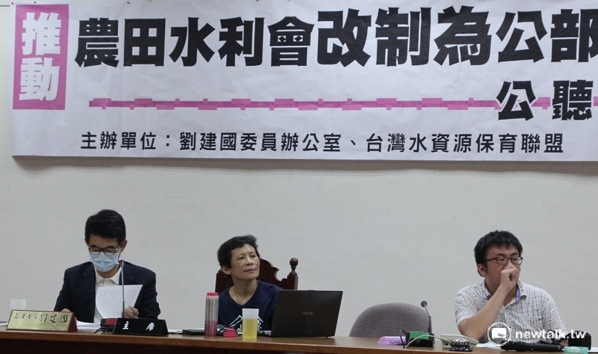 立法院12日召開公聽會，民進黨立委劉建國(左1)呼籲政府應重視水利會將農業用水賣給工業使用，導致地層下陷的問題。 圖：林湘芸/攝