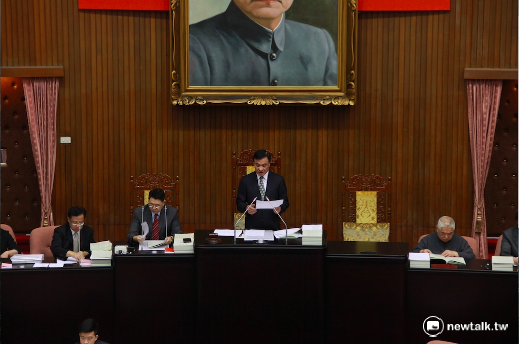 民進黨團12日召開臨時會決議，將於19日至26日召開臨時會，對於勞工一例一休、《不當黨產處理條例》及《促進轉型正義條例》等法案，力拚在這個會期過關。 圖：鄭佑漢/攝
