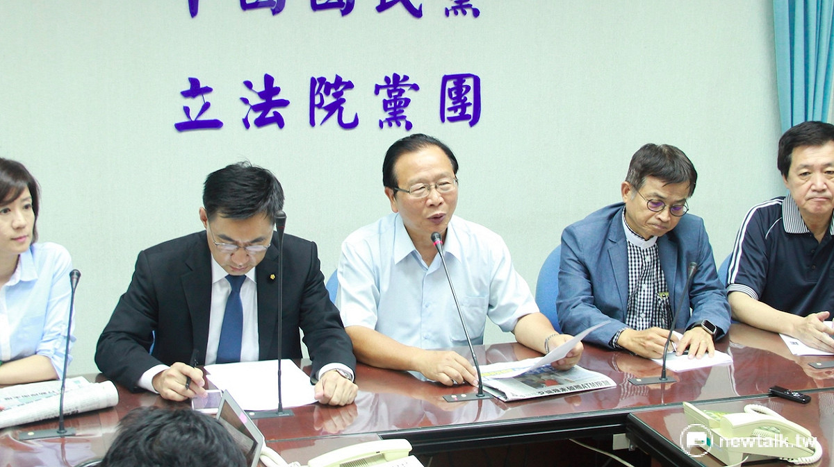 國際矚目的南海仲裁案12日下午5時公布仲裁結果。國民黨團書記長林德福表示，總統蔡英文應該立即啟動國安機制，並且發出嚴正聲明、宣示「不接受」仲裁結果。 圖：鄭佑漢/攝