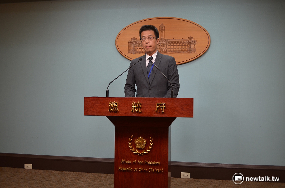 總統府發言人黃重諺12日晚間7時針對中非南海仲裁案發表正式聲明，強調政府絕不接受這項仲裁結果。 圖：新頭殼資料照片