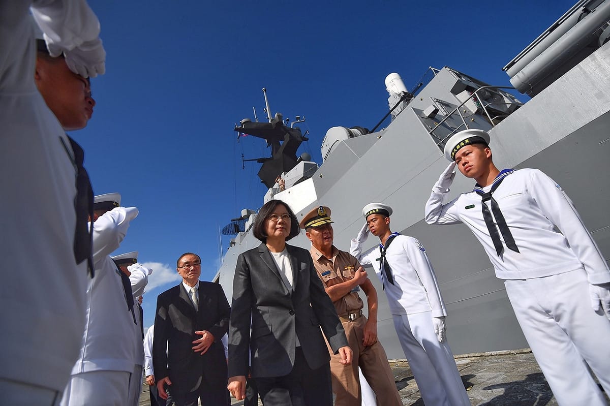 總統蔡英文（中）13日上午登上迪化艦巡視。 圖：軍聞社提供