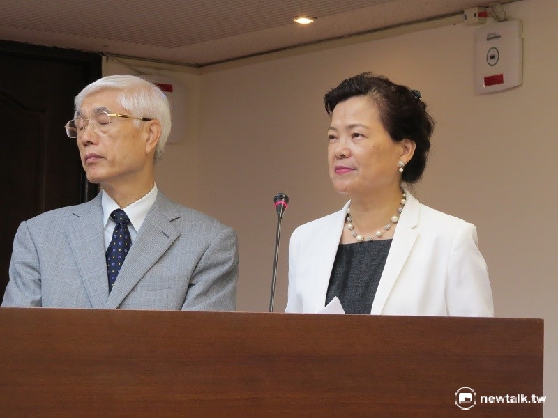 針對加拿大牛肉在颱風夜突襲開放進口，經濟部常務次長王美花（右）澄清，重新開放加拿大牛肉進口是因跨部會共同建議，並於立法院休會前恢復受理查驗，「決策過程與颱風沒有關連性」，並於6日發函衛福部公告。 圖：許芷敏/攝