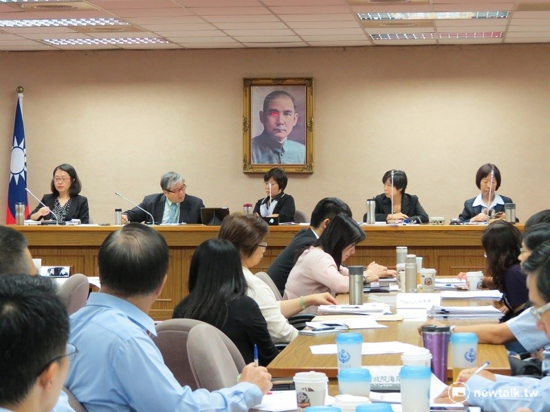 立法院外交及國防委員會13日通過臨時提案，針對南海仲裁爭議，要求國防部研議駐軍太平島，並建請總統蔡英文登島宣示主權。 圖：許芷敏/攝