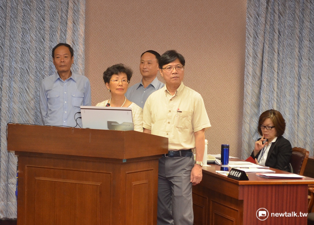 陸委會主委張小月（左二）赴立法院答詢，稱兩岸並未就南海仲裁結果進行對話。 圖：柯昱安/攝