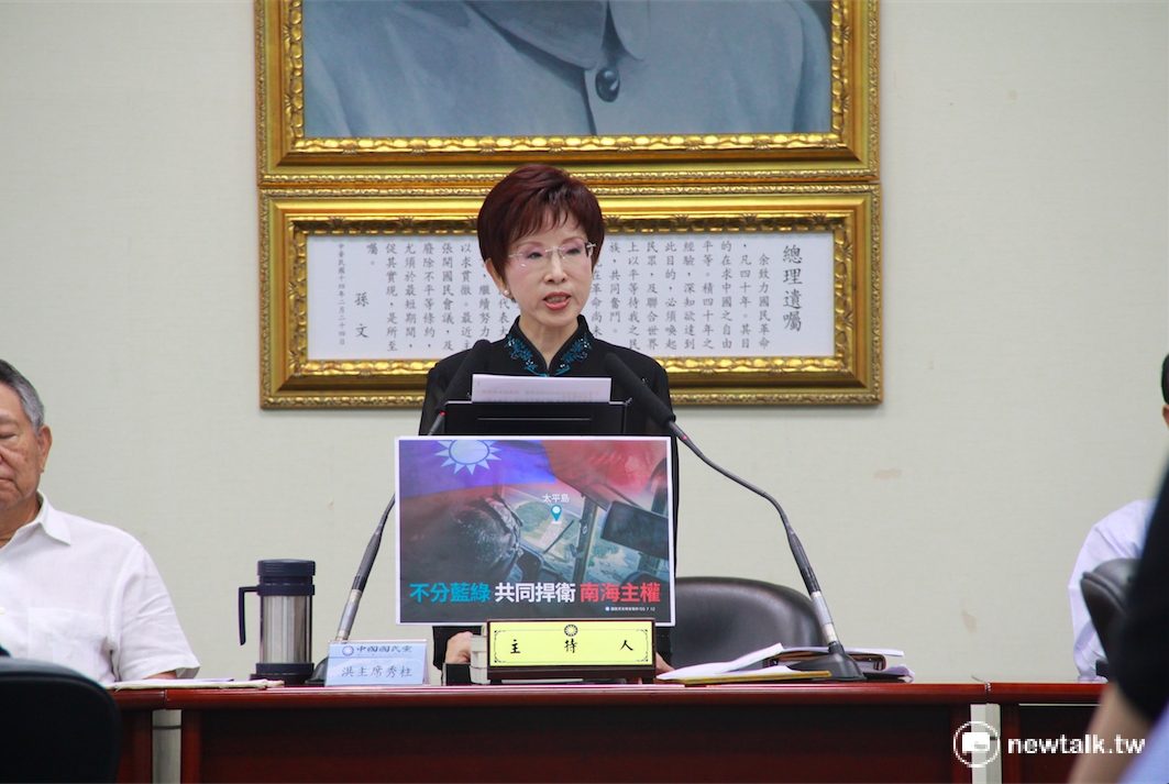 針對南海仲裁公佈結果將太平島降格為「岩礁」，國民黨主席洪秀柱13日呼籲，「全國應該不分藍綠，共同捍衛南海主權」。 圖：鄭佑漢/攝