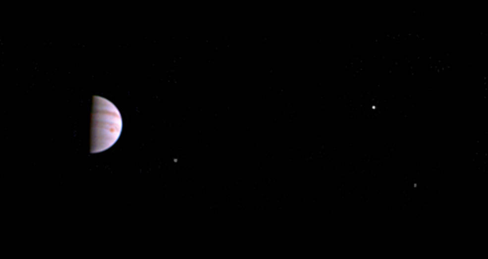 NASA週二公布的照片顯示，有著大紅斑的木星被最大的埃歐（左）、歐羅巴（右上）及蓋尼米德等3顆衛星環繞，木星上的紅斑非常清楚。 圖：翻攝美國太空總署官網