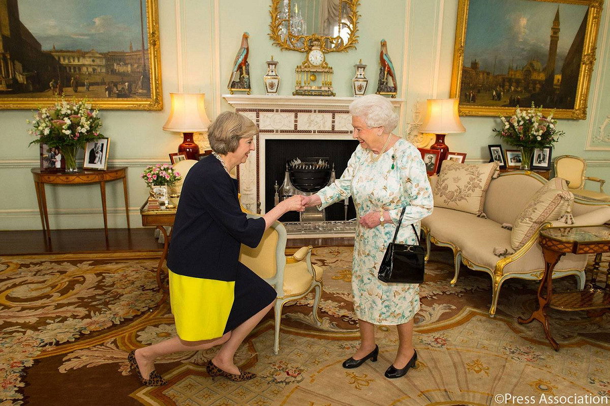 梅伊（Theresa May）13日在白金漢宮接受女王伊麗莎白二世任命後，正式就任英國首相。 圖:翻攝英國皇室臉書