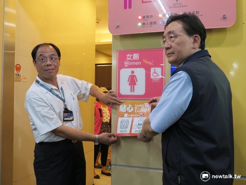 北市環保局局長劉銘龍14日表示，迄今列管的6685座公廁中，已有3051座公廁提供馬桶坐墊紙或坐墊消毒液。 圖：許芷敏/攝