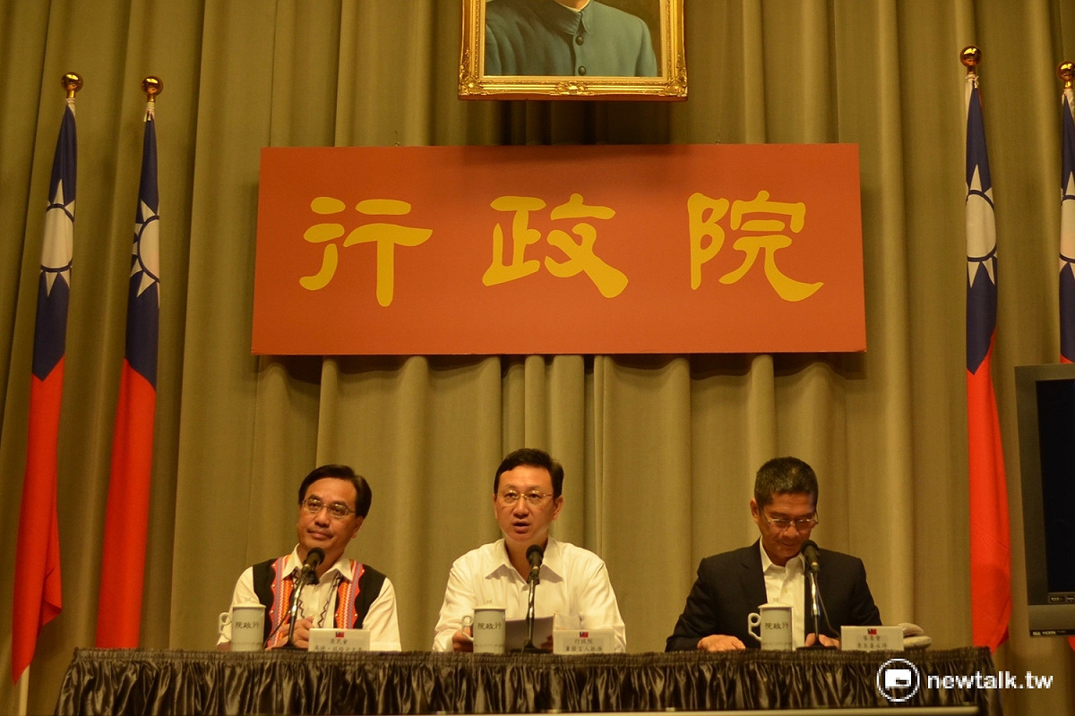 行政院發言人童振源（中）14日於行政院會會後記者會表示，行政院長林全針對南海仲裁案提出「3個不恰當」與「4個主張」。 圖：柯昱安/攝