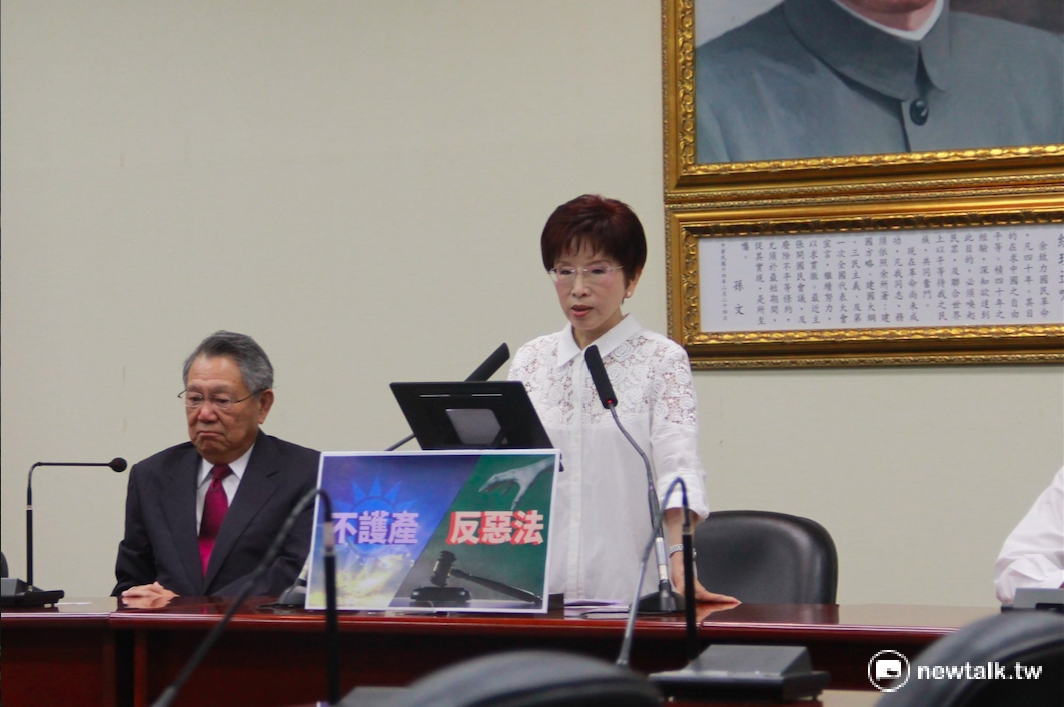 國民黨主席洪秀柱14日親上火線召開記者會，針對15日立法院會將處理《不當黨產處理條例》。洪秀柱在會中承諾「國民黨願意2年內將現有的財產全部清理，扣除負債後如有餘額，全數捐作公益。」 圖：鄭佑漢/攝