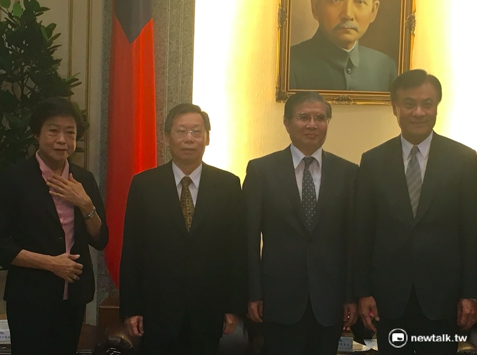 司法院正副院長提名謝文定（左二）、林錦芳（左）及總統府秘書長林碧炤（右二）14日前往立法院拜會院長蘇嘉全（右）。
 圖：新頭殼資料照片，鄭佑漢/攝